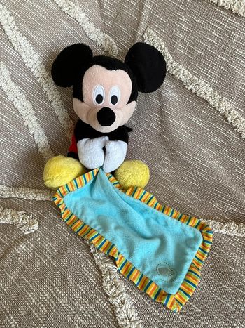 Peluche doudou mouchoir Disney 30cm Mickey souris noir et rouge très bon état