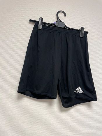 short adidas taille S