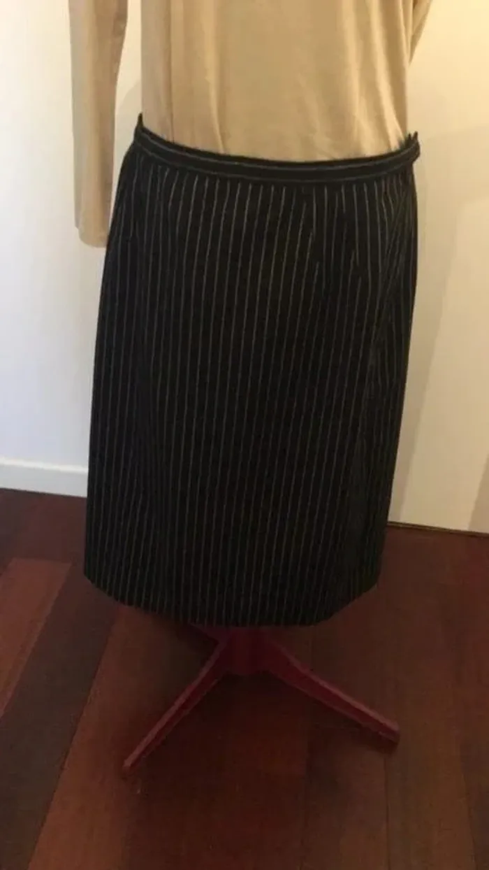 Jupe fines rayures mi mollets - photo numéro 2