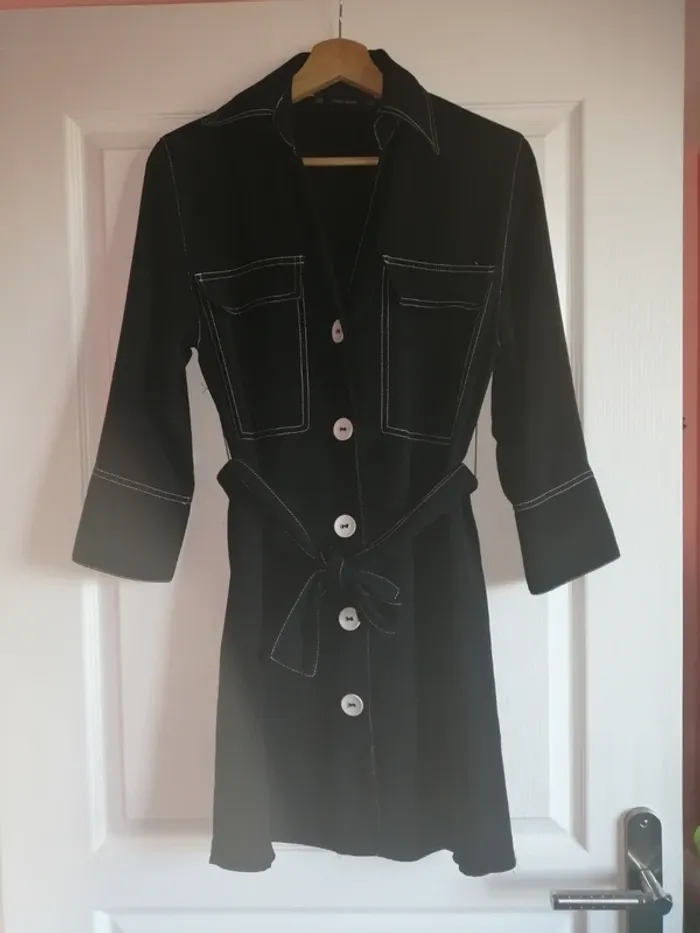 Robe Zara noir et blanche à gros boutons