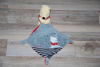 Peluche doudou Winnie disney nicotoy mouchoir gris rayé étoiles assis