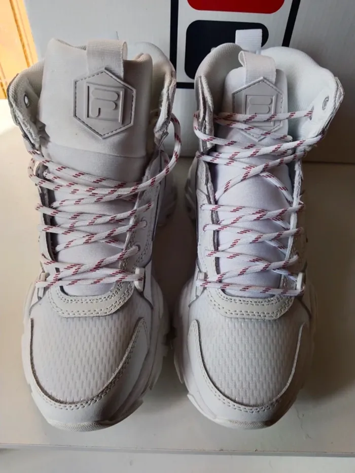 Sublimes baskets sneakers femme marque Fila pointure 38 - photo numéro 4