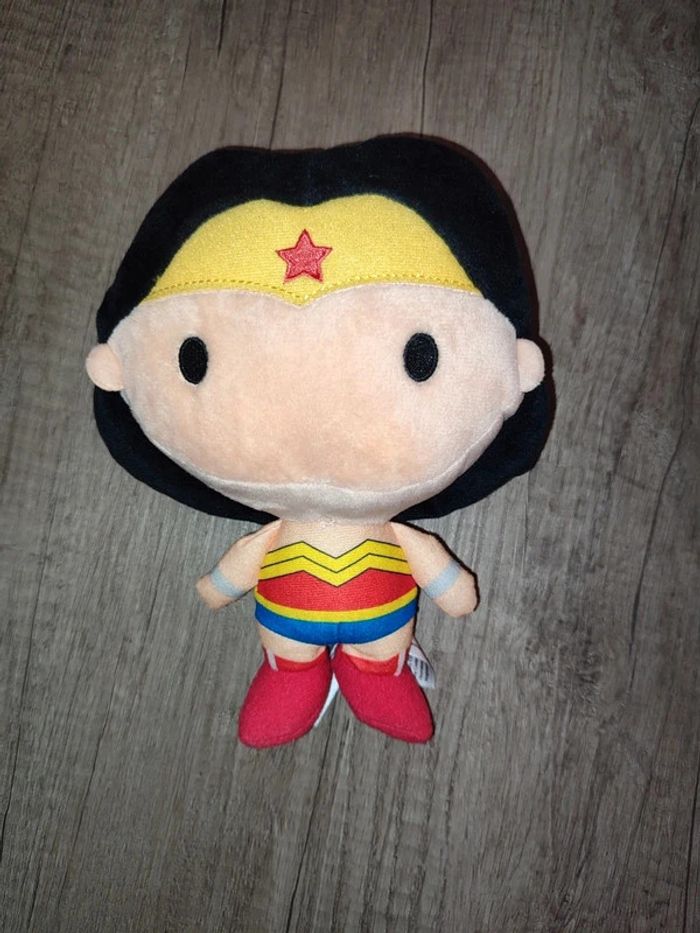 Peluche Wonder women