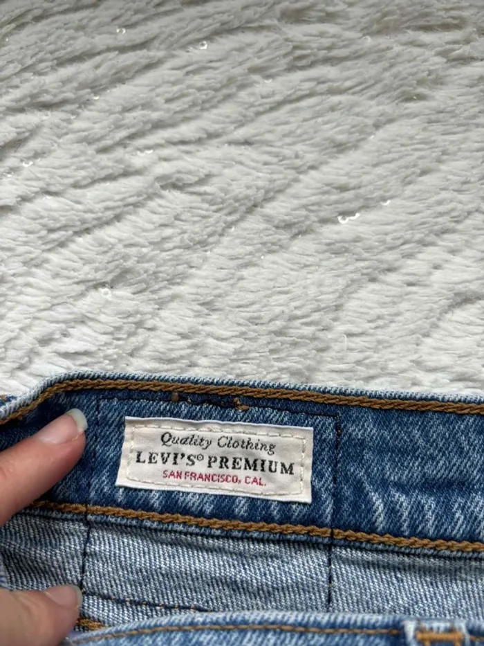 Jean Levi’s femme Wedgie Straight L28 36/38 S/M Premium Bleu taille haute 7/8 eme cropped effiloché - photo numéro 10