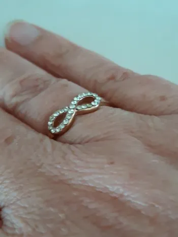 Jolie bague fine couleur or rosé infini avec strass taille 57