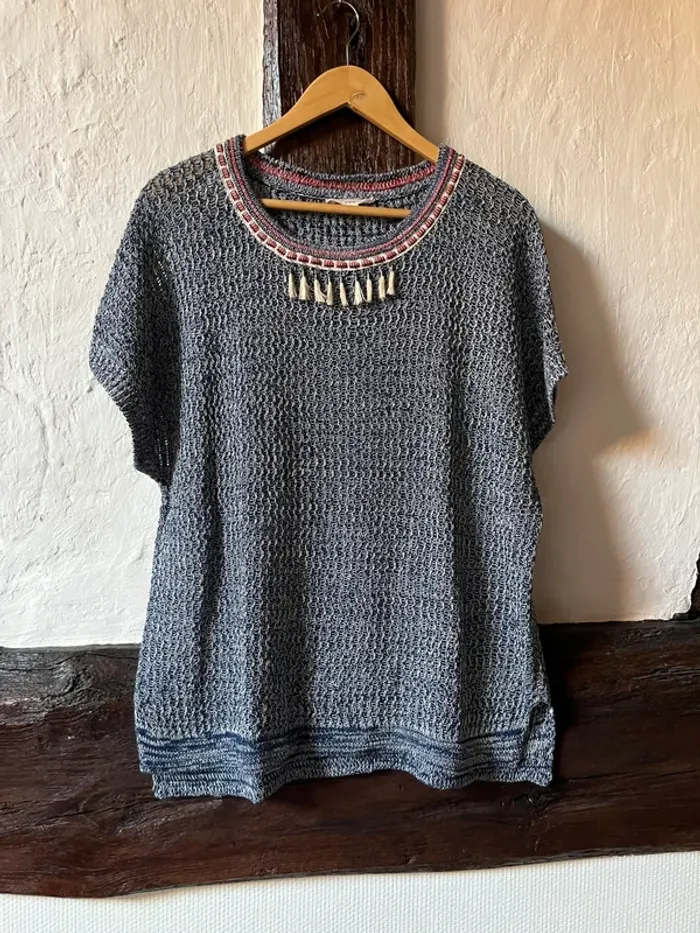 Haut ajouré bleu marine et blanc Esprit – T.L– détails brodés et pompons