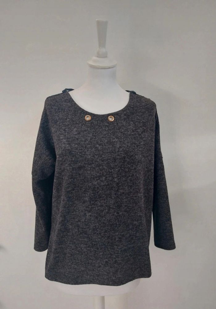Pull gris avec broderies dans le dos femme taille M - photo numéro 2