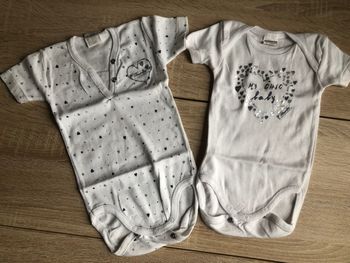 Lot 2 bodies Absorba 6 mois