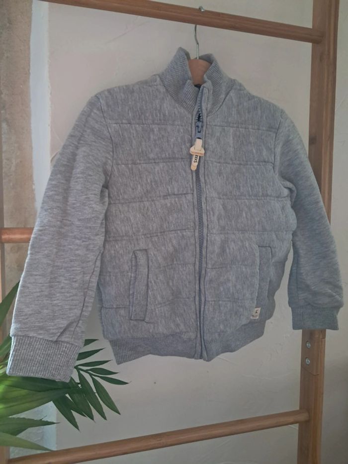 Gilet gris col montant 4 ans parfait état
