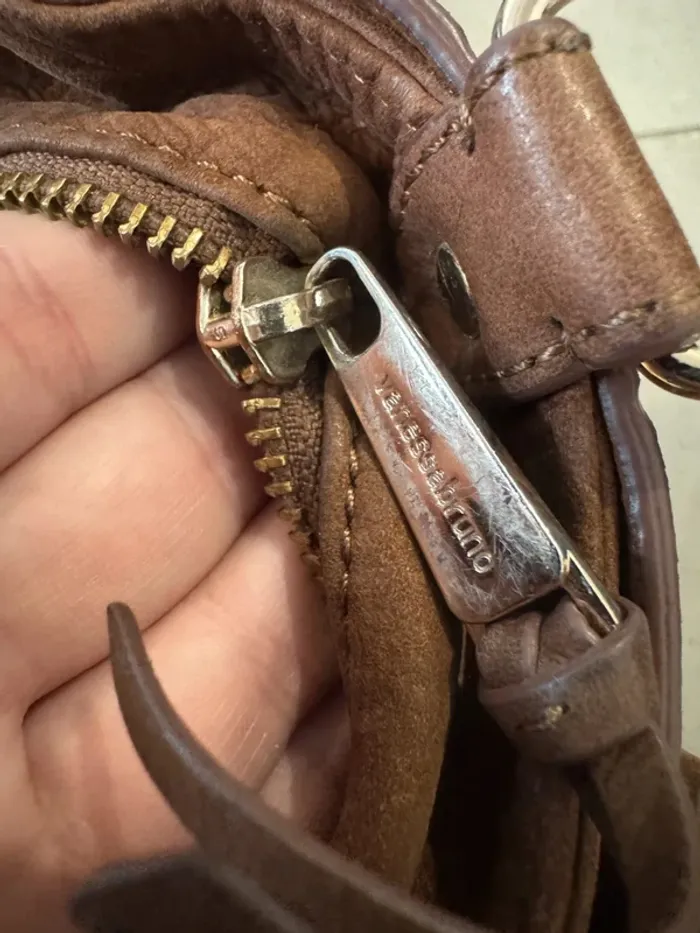 Sac fourre tout en cuir Vanessa Bruno, avec bandoulière  il y a quelques marques d'usures, 38*32cm - photo numéro 11