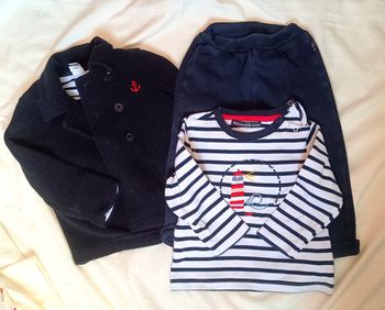 Lot ensemble vêtements garçon marinière manteau, t-shirt et pantalon 