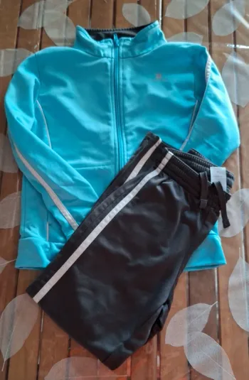 Jogging 2 pièces taille 6 ans en très bon état "domyos"