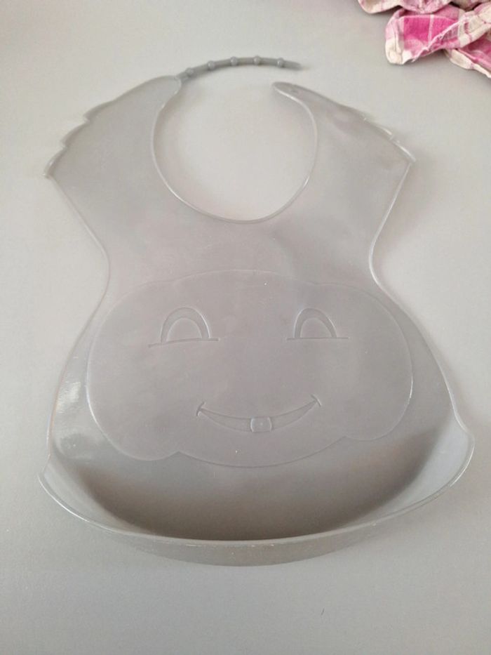 Bavoir plastique réservoir