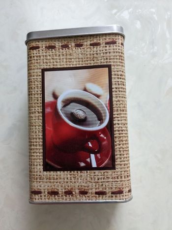 Boîte métallique à café.