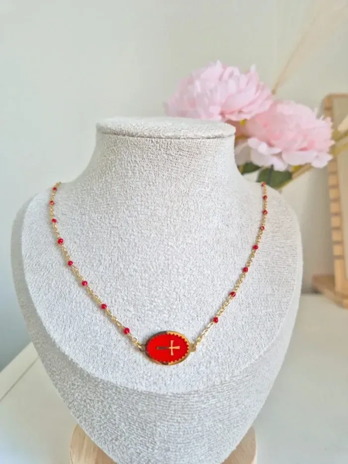 Collier style gigi dorée en acier inoxydable
🌸 perles résines rouges avec médaille croix