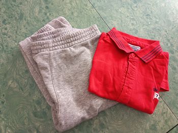 Lot de taille 10 ans avec un bas de jogging et un polo
