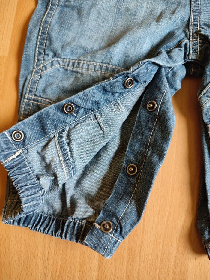 Lot salopette légère en Jeans Kimbaloo+ 2 t-shirts manches courtes Kimbaloo et Serge Blanco en 12M - photo numéro 4