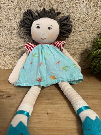 Doudou poupée chiffon plume robe bleu rouge moulin Roty