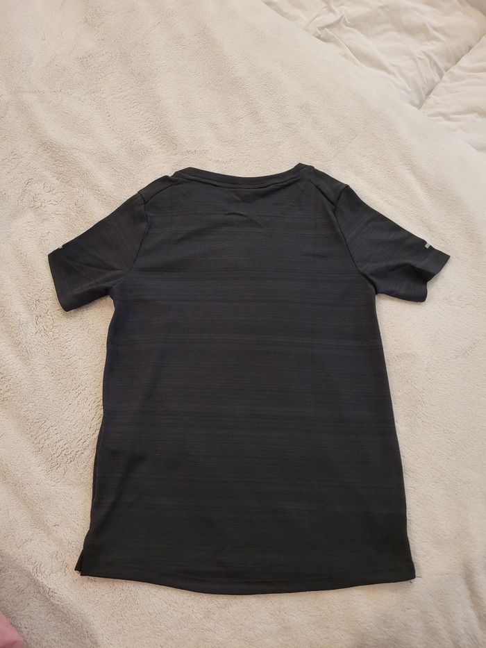 T-shirt Nike neuf, taille XS 7-8 ans - photo numéro 2