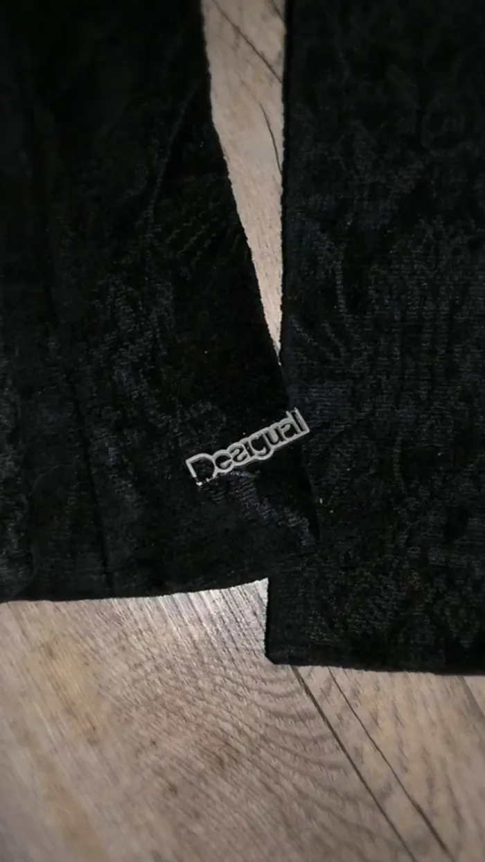 Veste noire motif fleurs - photo numéro 3