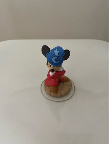 Une figurine de Mickey du jeu  "Disney Infinity"