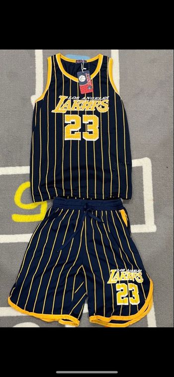 Ensemble basket ball Lakers