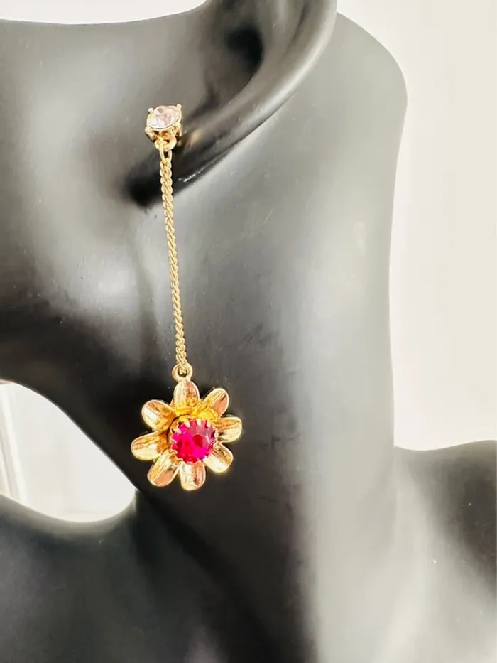 🌸 Boucle d’oreille pendante Betsey Johnson – Fleur dorée & cristal rose fuchsia - photo numéro 5