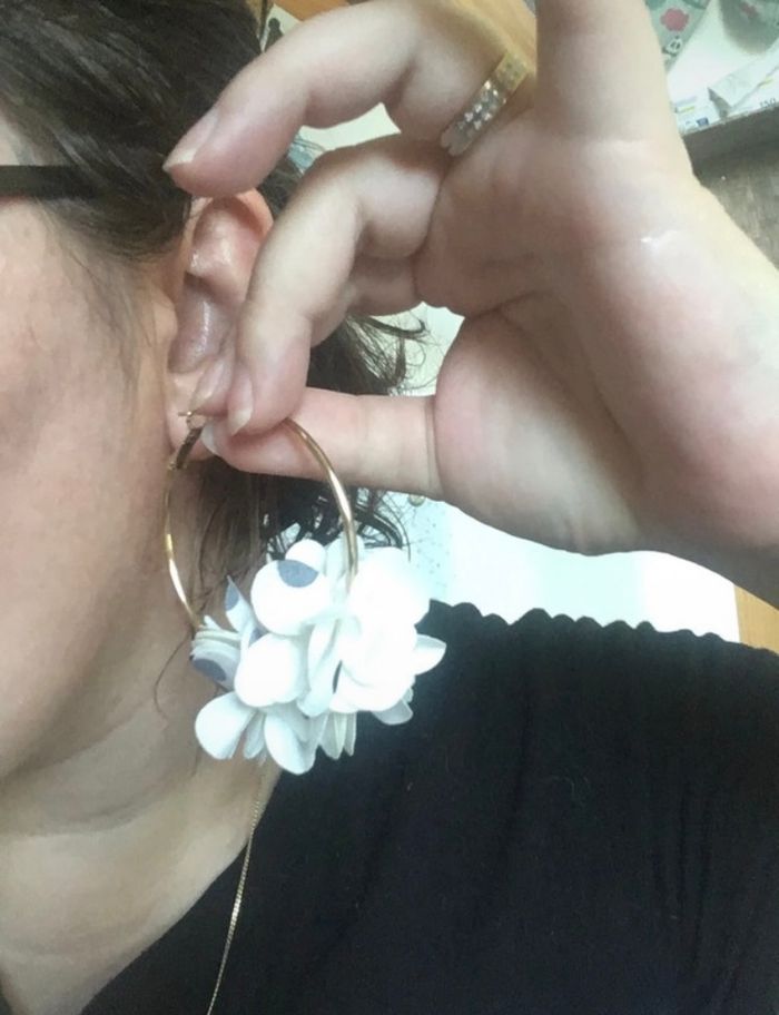 Créoles / Boucles d’oreilles à froufrous NEUVES pour femme couleurs blanc, noir et doré - photo numéro 3