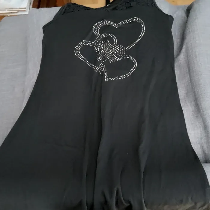 2 robes noires : strass papillon et coeur - photo numéro 2