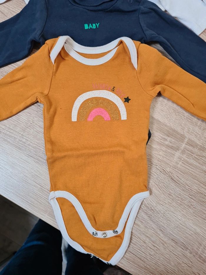 5 boddies 3 mois - photo numéro 2