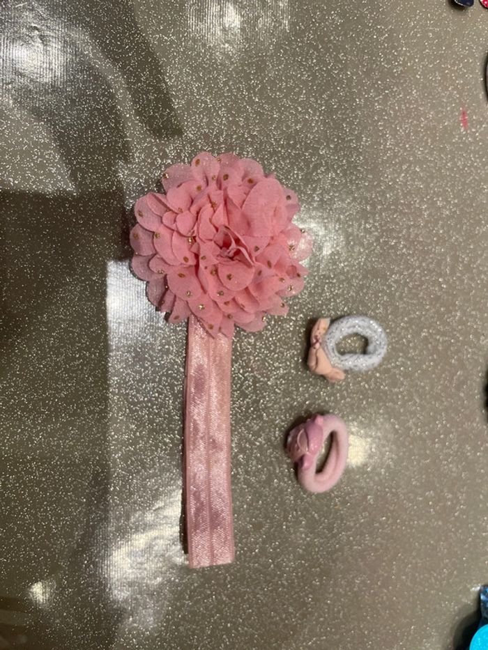 Bandeau rose et 2 élastiques