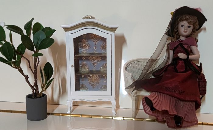 Armoire/vitrine/meuble maison de poupée