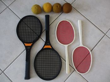 Lot de 2 paires de raquettes plastique + 4 balles en mousse