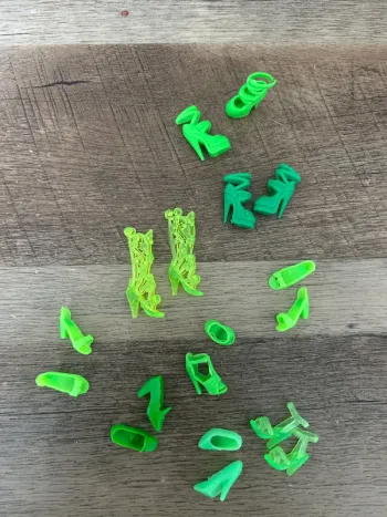 Paires de chaussures vertes pour poupée Barbie ou similaire – 2€ la paire
