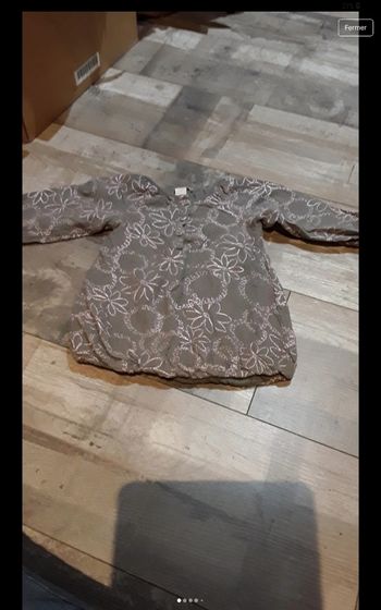 Haut manche longue avec  bouton sur le devant