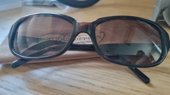 Lunette soleil CK Calvin Klein avec pochette rangement sympa