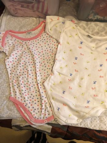 Lot 2 bodys 24 mois