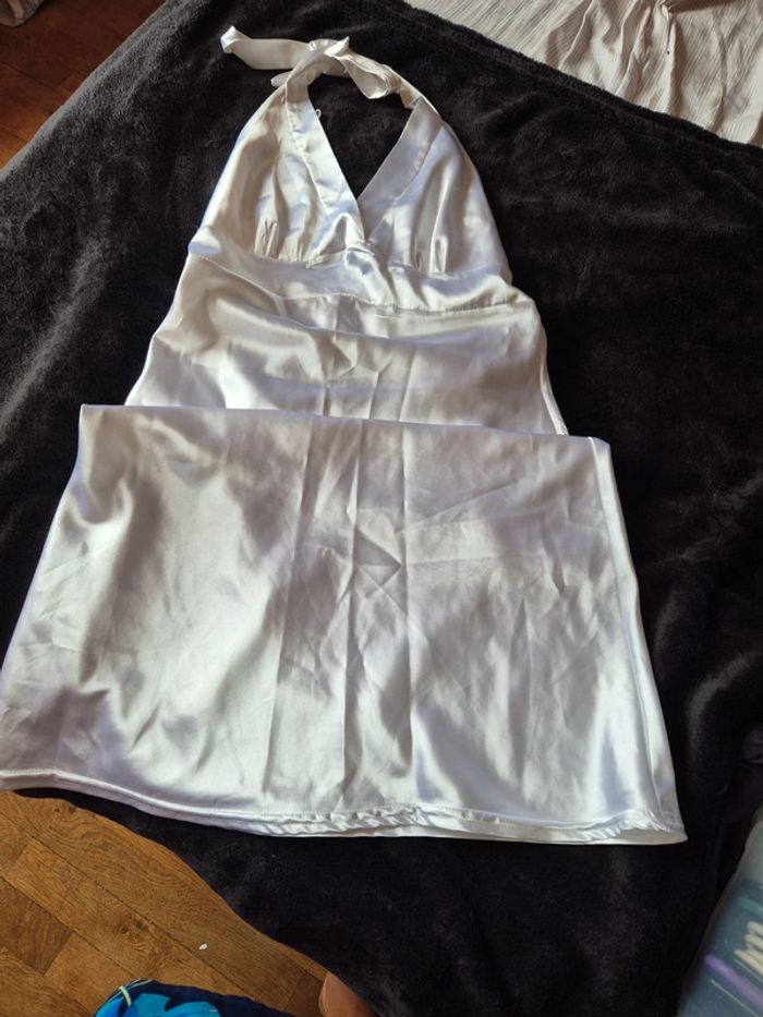 jolie robe blanche satinée dos nu