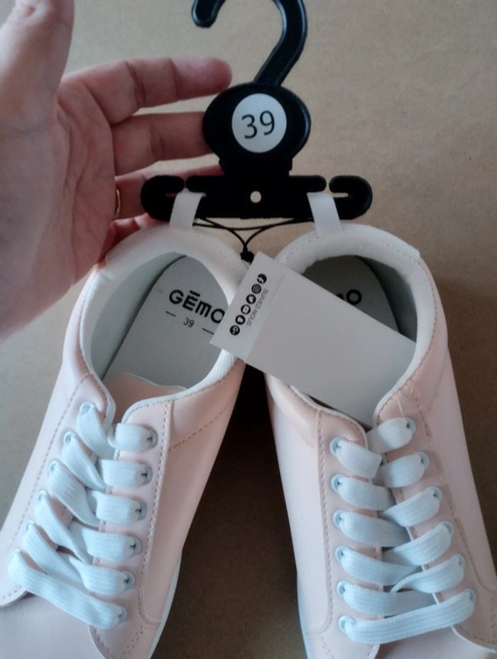 Basket NEUVE Taille 39 - photo numéro 2