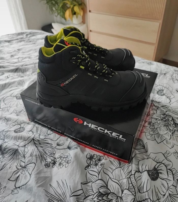 Chaussures de sécurité heckel 43 neuf.