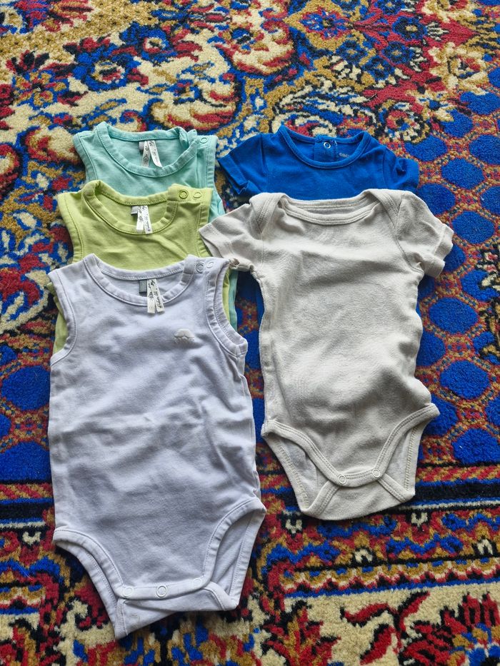 Lot bodys taille 3 mois manche courtes