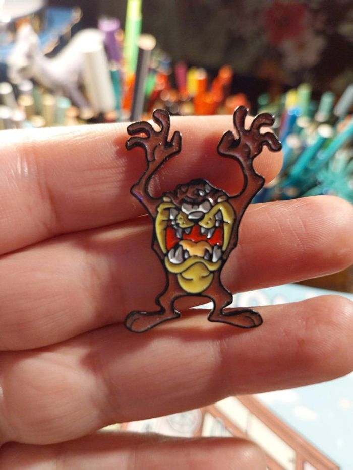 Pins taz