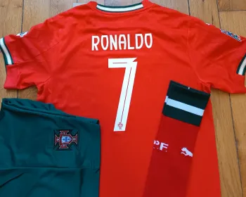 Magnifique kit sport RONALDO taille 14 ans modèle Portugal rouge 2026