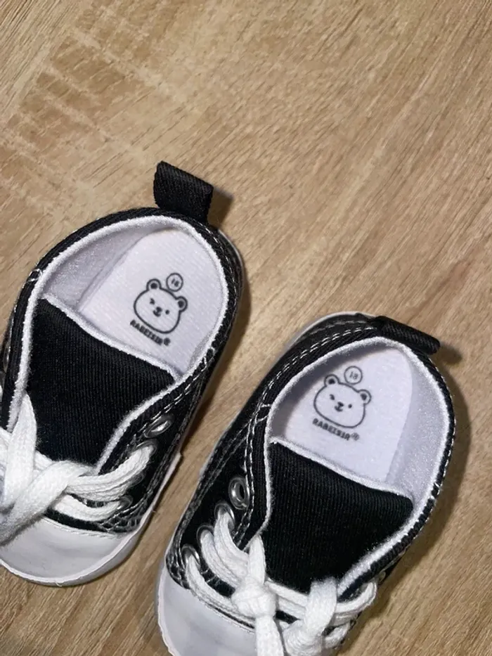 Chaussures bébé noires et blanches - photo numéro 2