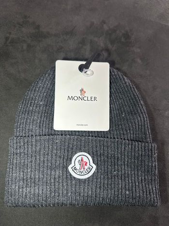Bonnet Moncler gris  avec étiquette