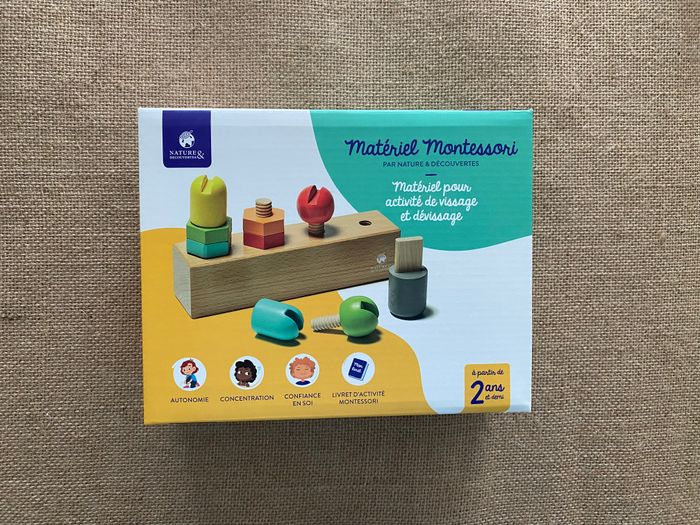 Matériel pour activité de vissage et dévissage Montessori Nature & Découvertes