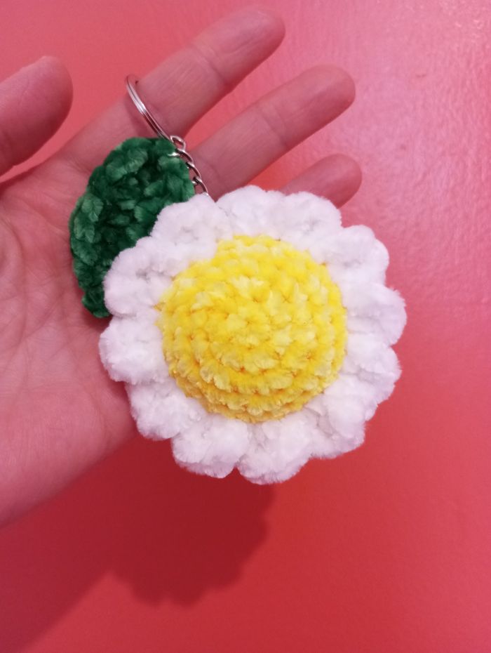 Porte-clés fleur et petite feuille au crochet - photo numéro 2