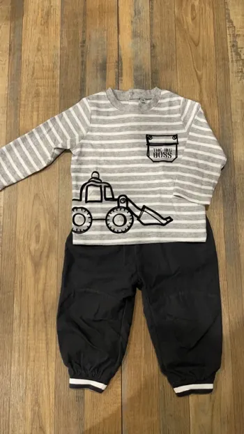 T-shirt manches longues et pantalon