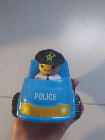 Voiture de police et son policier lumineux