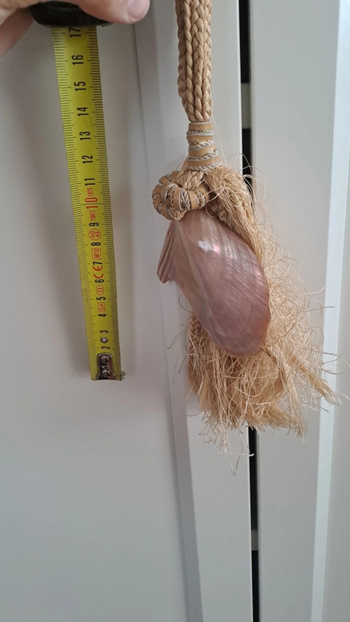 collier avec gros coquillage en nacre rose, en très bon état - photo numéro 5